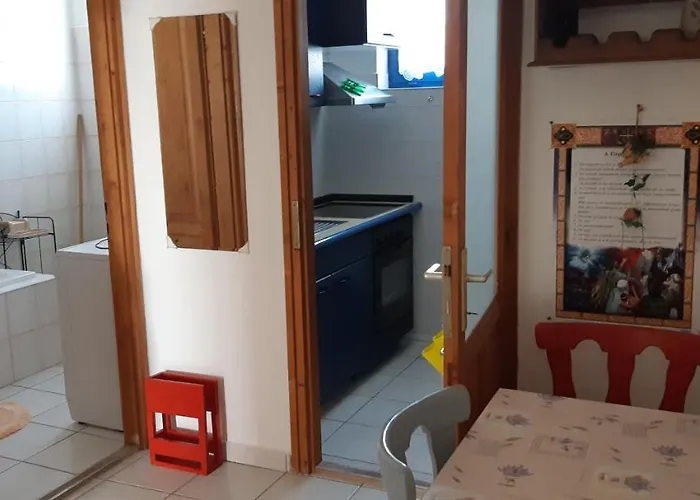 Robert Apartmant דירה *